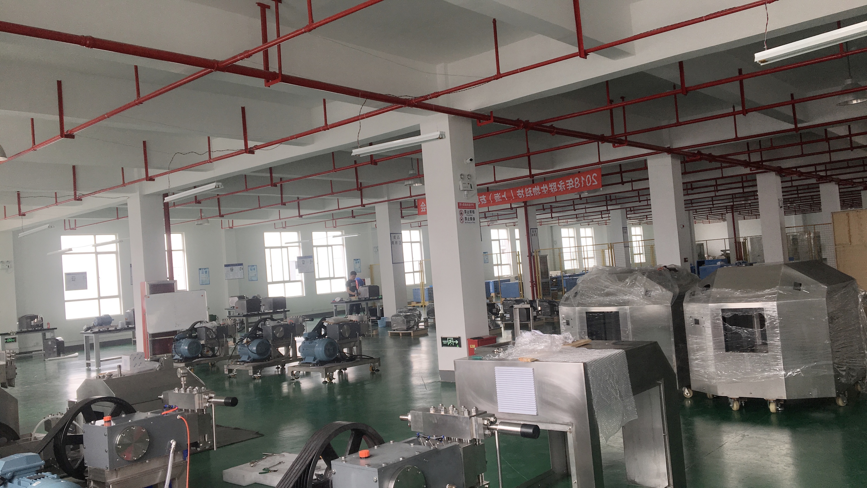 位于苏州的零件加工厂区拥有厂房面积3000平方，各种大型加工机械40多台，员工30余人！
